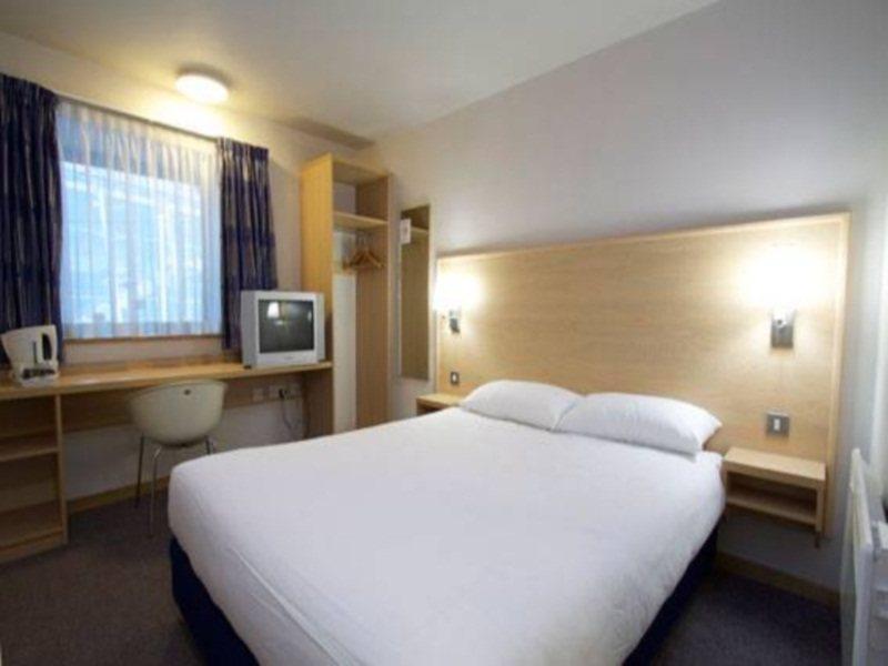 Travelodge Birmingham Central Broadway Plaza Екстер'єр фото